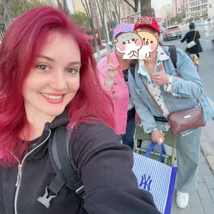 Переводчик Энни на выставке музей