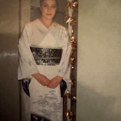 Переводчик Эсма на выставке Учились одевать кимоно