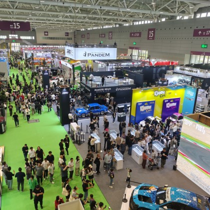 Переводчик Wenlong на выставке автомабили