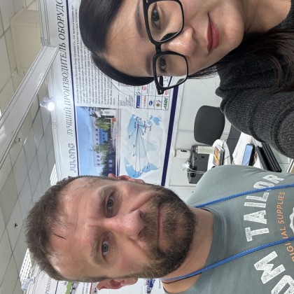 Переводчик 395620341 на выставке оборудований