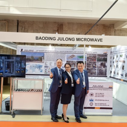 Переводчик 395620341 на выставке rubber tech