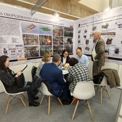 Переводчик 395620341 на выставке rubber tech