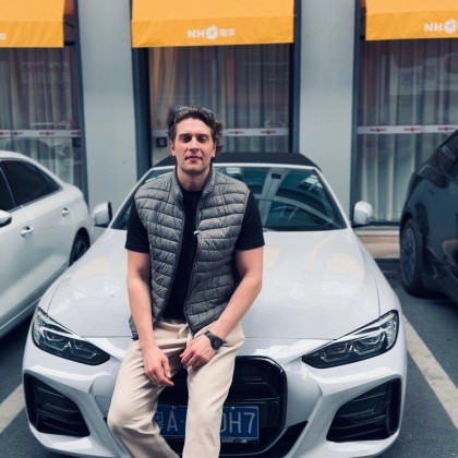 Переводчик Дмитрий на выставке мебели