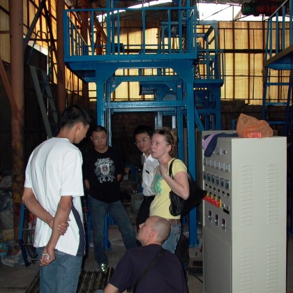 Перевод на заводе по производству экструдеров