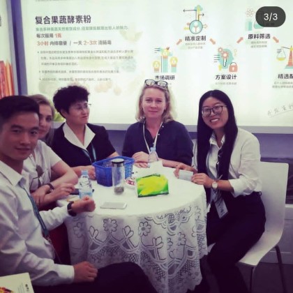 Переводчик Елена на выставке CPHI