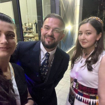 Переводчик Madinabonu на выставке Tajikistan Fashion Week