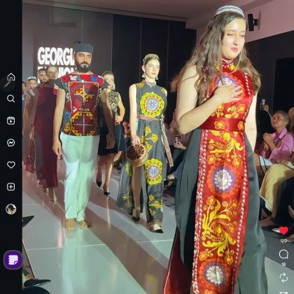 Переводчик Madinabonu на выставке Georgia Fashion Week