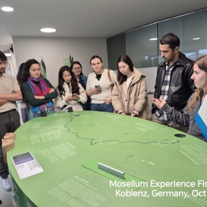 Переводчик Одинахмад на выставке Museum Experience Fishway