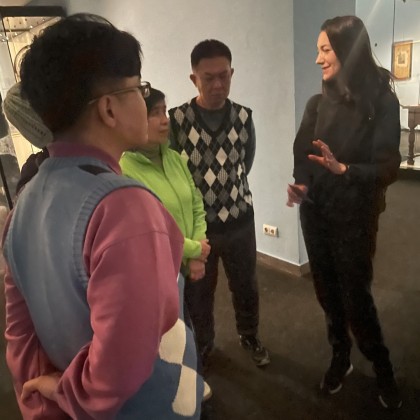 Переводчик Татьяна на выставке Выставка музея Арсеньева, синхронный перевод