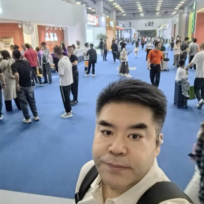 Переводчик Андрей на выставке Китайская международная мебельная ярмарка (Гуанчжоу)