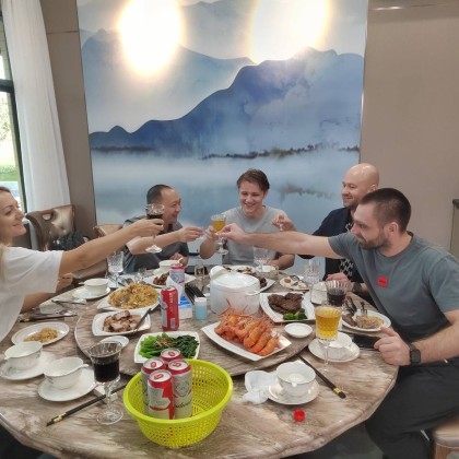 Перевод на заводе Посещение завода по производству воздушных компрессоров