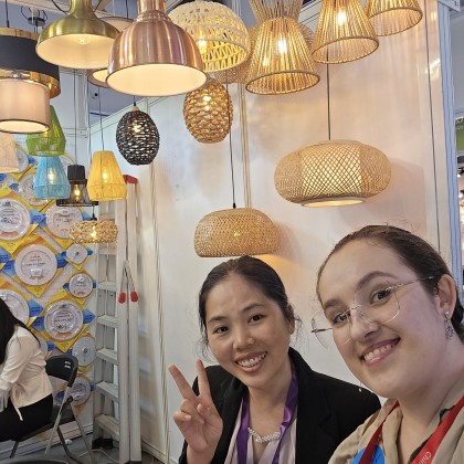Переводчик Алина на выставке Guzhen lighting expo
