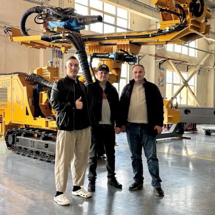 Переводчик Vitaly на выставке Производитель бур установок