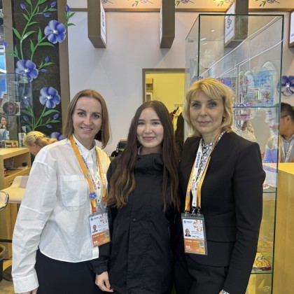 Переводчик Алина на выставке CIIE