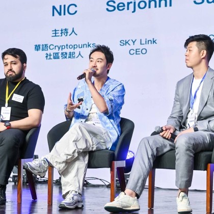 Переводчик Hugo на выставке Hong Kong web3