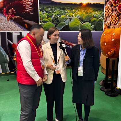 Переводчик Anna на выставке CIIE (работа на казахстанском стенде выставки)