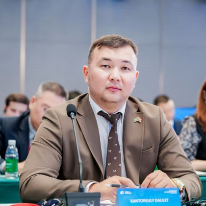 Переводчик Даулет на выставке конференция
