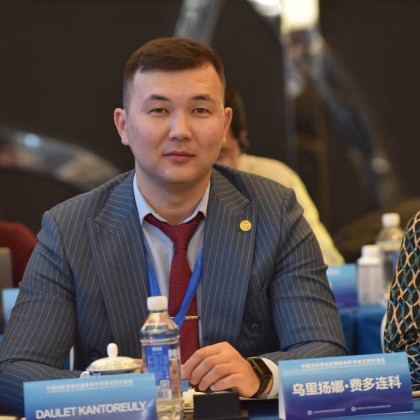 Переводчик Даулет на выставке семинар