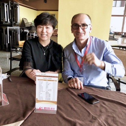 Переводчик Кристина на выставке мебели