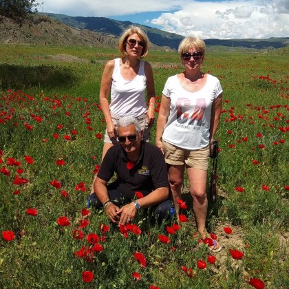 Переводчик Геворг на выставке Весенний день на пути в Татев