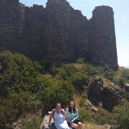 Переводчик Геворг на выставке Крепость Амберд