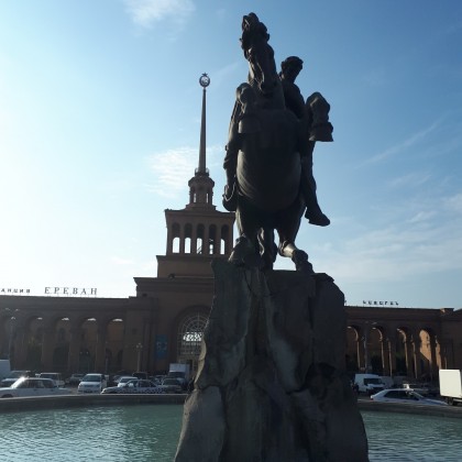 Экскурсия Обзорная экскурсия по Еревану, Привокзальня площадь, памятник Давиду Сасунскому