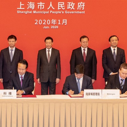 Перевод на переговорах с подписание стратегического соглашение в присутствии мэра Шанхая