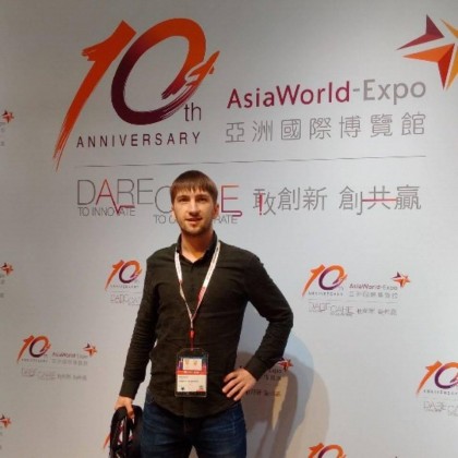 Переводчик Антон на выставке Посещение выставки