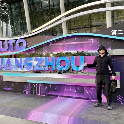 Переводчик Антон на выставке авто