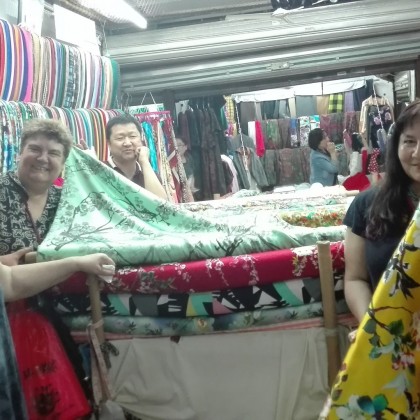 Перевод на рынке на улице ателье