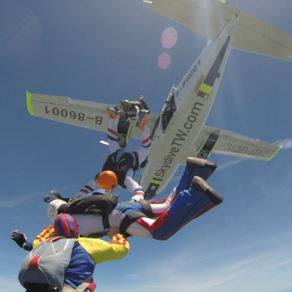 Перевод и организация первых показательных парашютных прыжков на Тайване