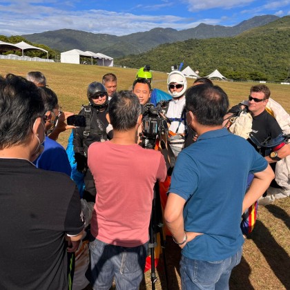 Перевод интервью русских спортсменов тайваньским СМИ на показательных парашютных прыжках