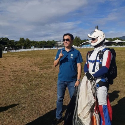 Перевод на интервью после первых показательных парашютных прыжков на Тайване