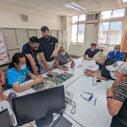 Перевод на брифинге по безопасности для пилотов и парашютистов