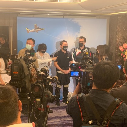 Перевод на пресс-конференции авиакомпании-организатора первых парашютных прыжков