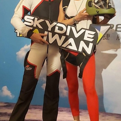 Перевод на пресс-конференции первых показательных парашютных прыжков на Тайване