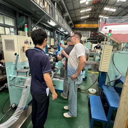 Перевод на заводе станков пластиковой продукции