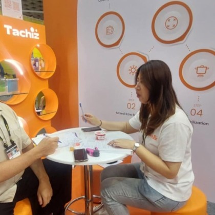 Переводчик Максим на выставке Food Taipei