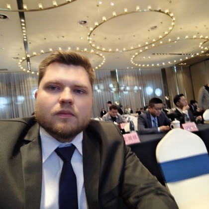 Перевод на правительственной встрече представителей Свердловской области с властями провинции Хэбей