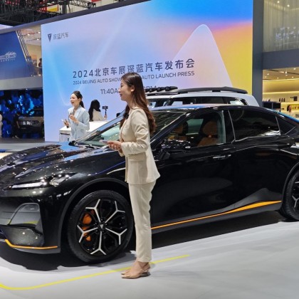 Переводчик Даниил на выставке "Пекинский международный автосалон (Auto China)" в составе правительственной делегации РФ