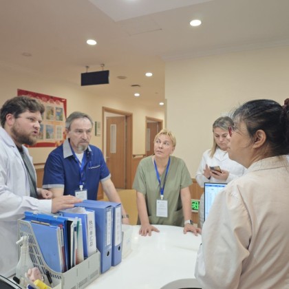 Переводчик в клинике китайской народной медицины в госпитале Тянцзиня при обучении российских врачей в 2025 году на протяжении месяца.