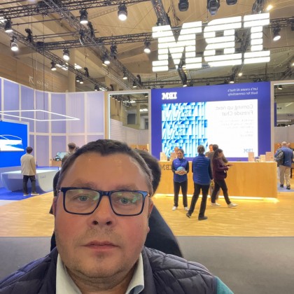 Переводчик Александр на выставке MWC Barcelona 2025