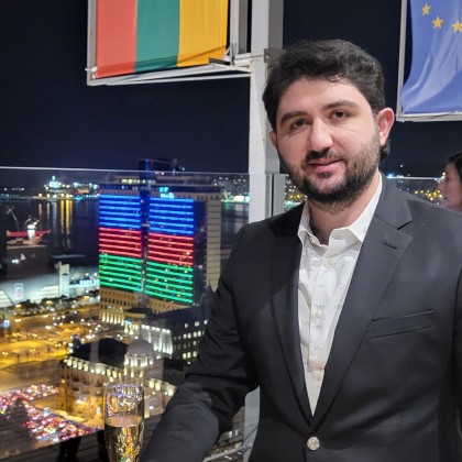 Переводчик Фуад на выставке день Европы