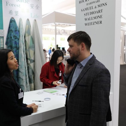 Переводчик Василий на выставке Design Shanghai