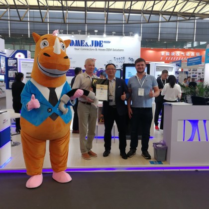 Переводчик Василий на выставке PTC Asia