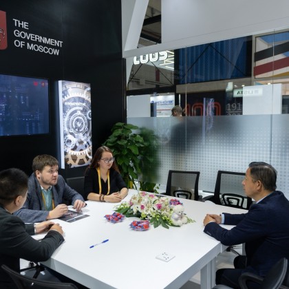 Переводчик Василий на выставке CIIE