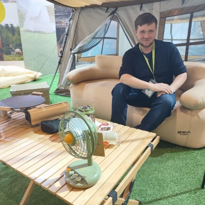 Переводчик Василий на выставке China Camping Life Expo