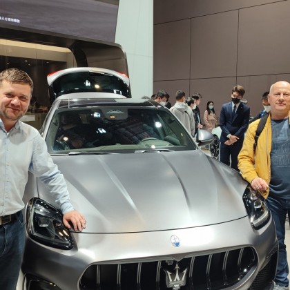 Переводчик Василий на выставке Auto Shanghai