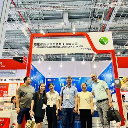 Переводчик Василий на выставке Electronica China