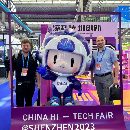 Переводчик Василий на выставке China Hi-Tech Fair